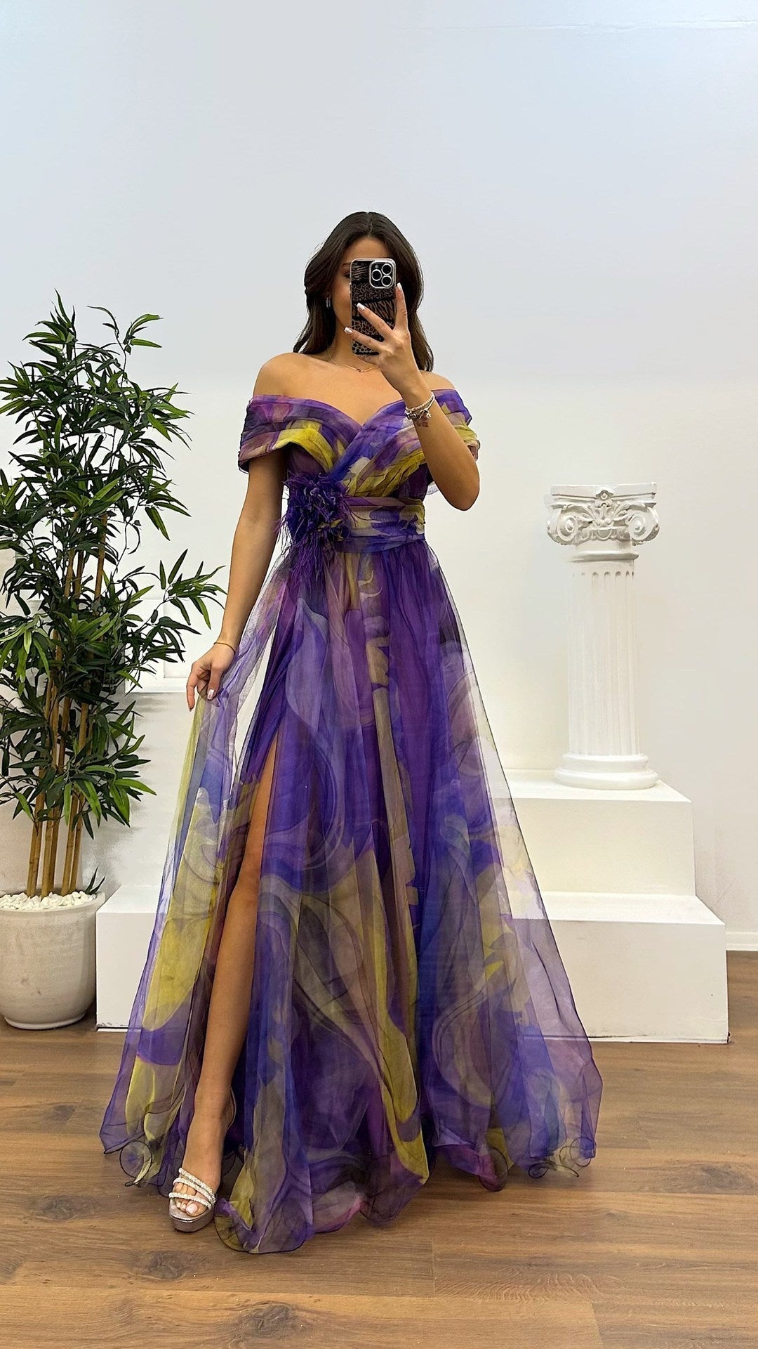 Jinnie - Maxi dress made of tulle with feathers, pleats, and a slit