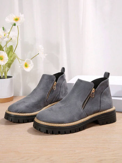 Ankle boots with zip