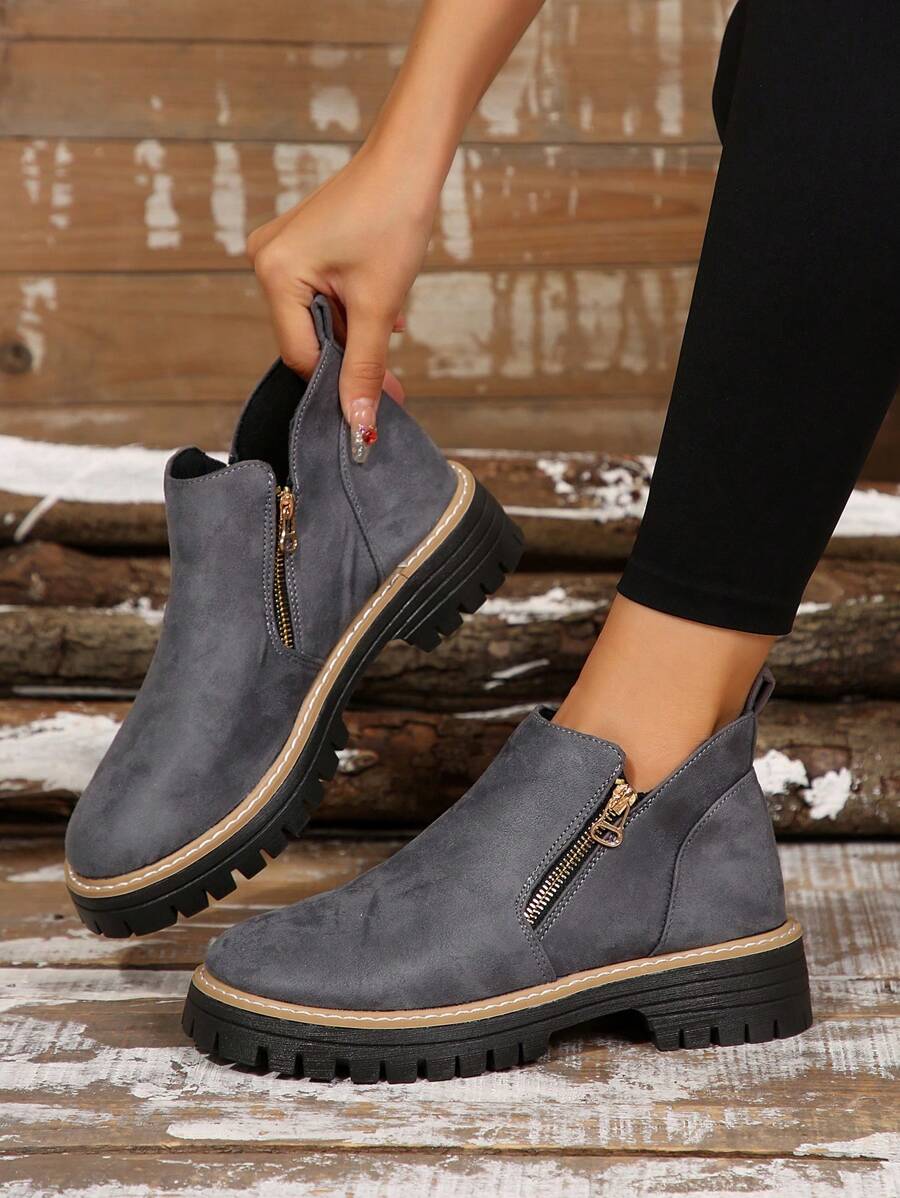Ankle boots with zip