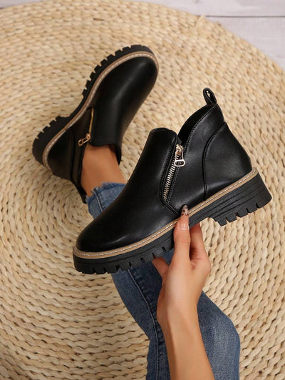 Ankle boots with zip