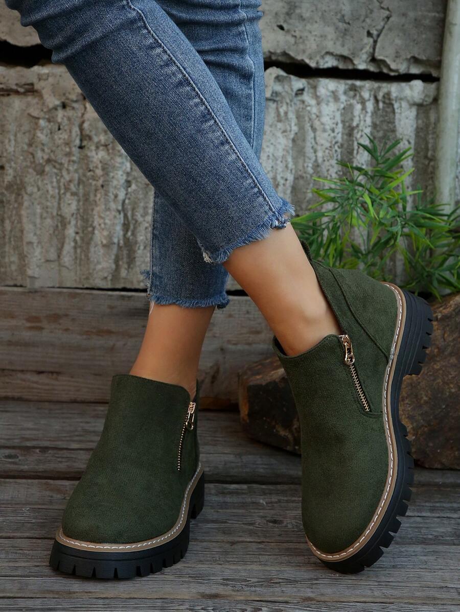 Ankle boots with zip