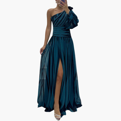 Carla – Elegant Maxi Dress with One Strap and Stripe Pattern