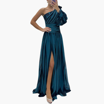Carla – Elegant Maxi Dress with One Strap and Stripe Pattern