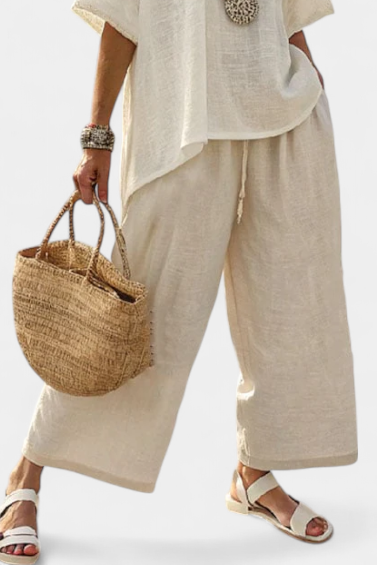 Complete Minimalist Daisy in raw tones with oversized blouse and wide trousers for a simple and elegant style