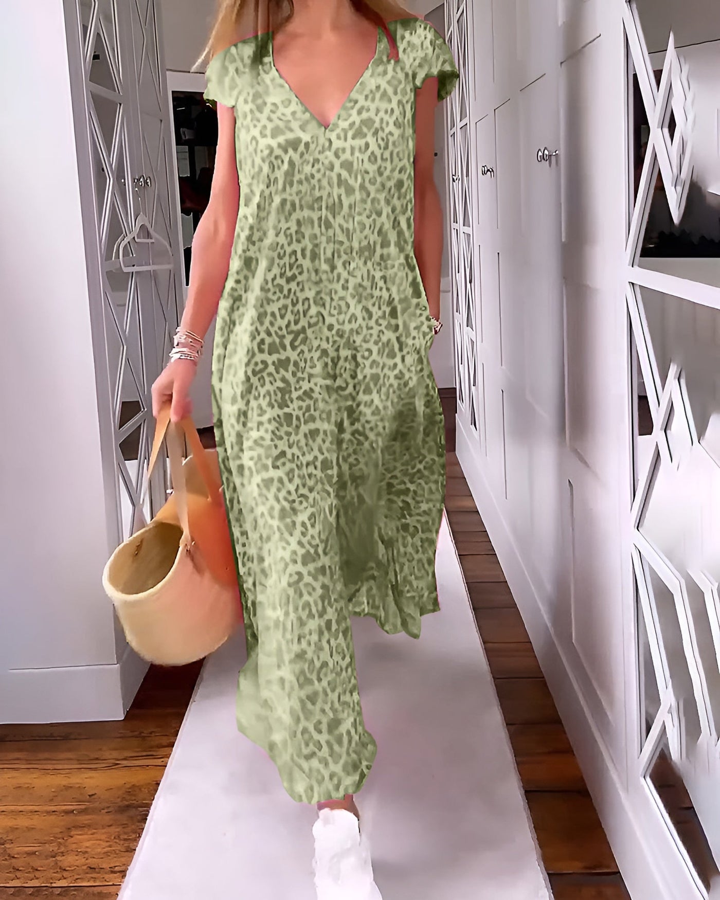 Véronique | Long dress with a V-neck in a leopard print with short sleeves